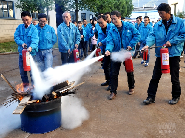 員工在使用滅火器進行滅火演練